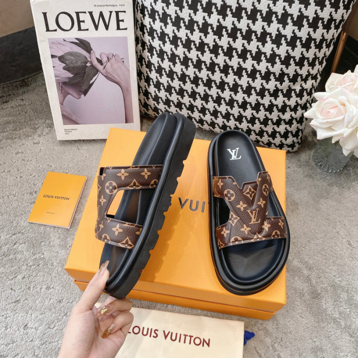 LV SLIPPERS